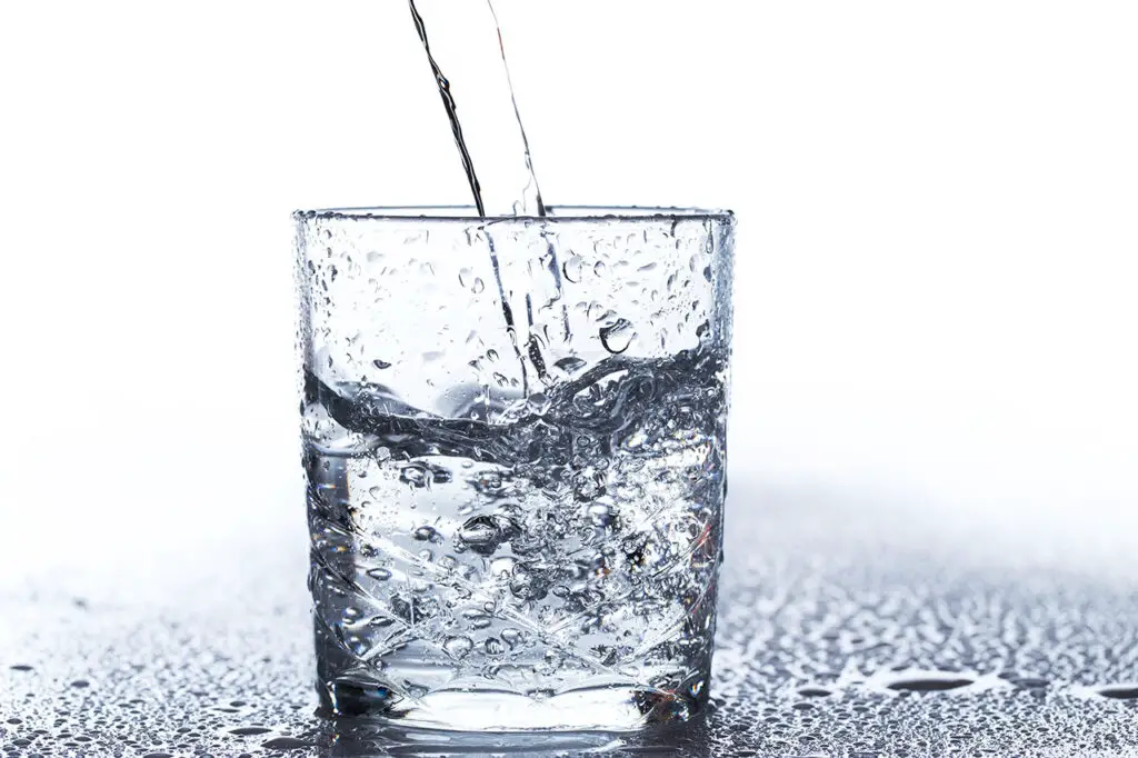 Pessoas-que-bebem-mais-agua-sao-mais-felizes-segundo-pesquisa-cursei-cursos-blog